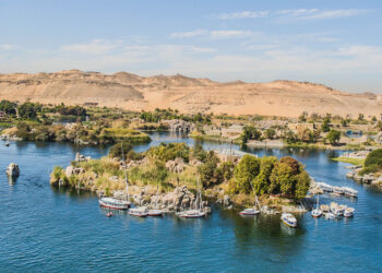 Deux femmes, avec ”le gergar” nubien, promeuvent le tourisme