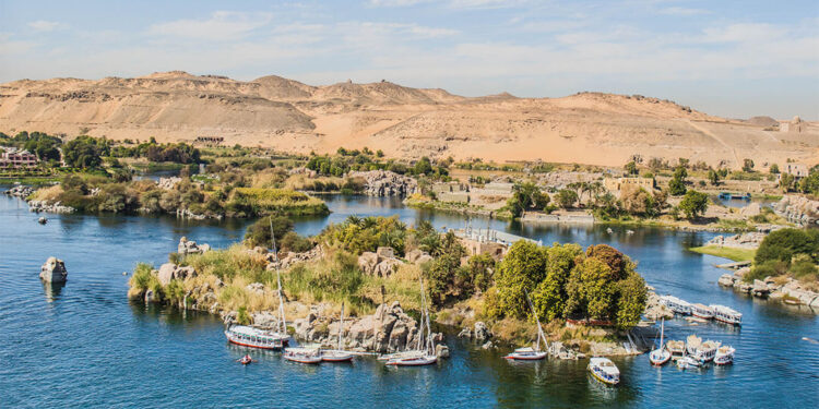 Deux femmes, avec ”le gergar” nubien, promeuvent le tourisme 2 - Le Progrès Egyptien Deux femmes, avec ”le gergar” nubien, promeuvent le tourisme 1 - Le Progrès Egyptien