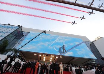 Cannes : Tom Cruise n’avait d’yeux que pour la Patrouille de France sur les marches