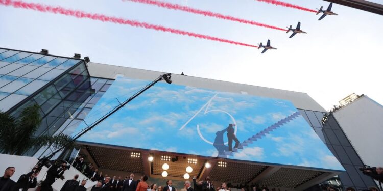 Cannes : Tom Cruise n’avait d’yeux que pour la Patrouille de France sur les marches 1 - Le Progrès Egyptien