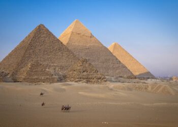 Arrestation des garçons qui se sont élevés contre deux touristes aux Pyramides de Guiza