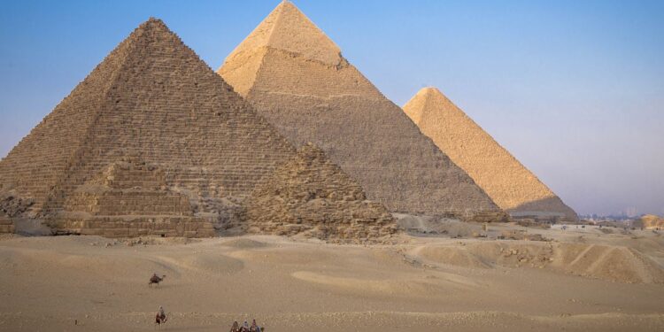 Arrestation des garçons qui se sont élevés contre deux touristes aux Pyramides de Guiza 2 - Le Progrès Egyptien Arrestation des garçons qui se sont élevés contre deux touristes aux Pyramides de Guiza 1 - Le Progrès Egyptien