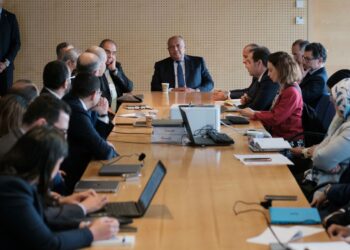 Choucri préside une réunion de la délégation égyptienne participant aux réunions des deux organes de négociation de la CCNUCC