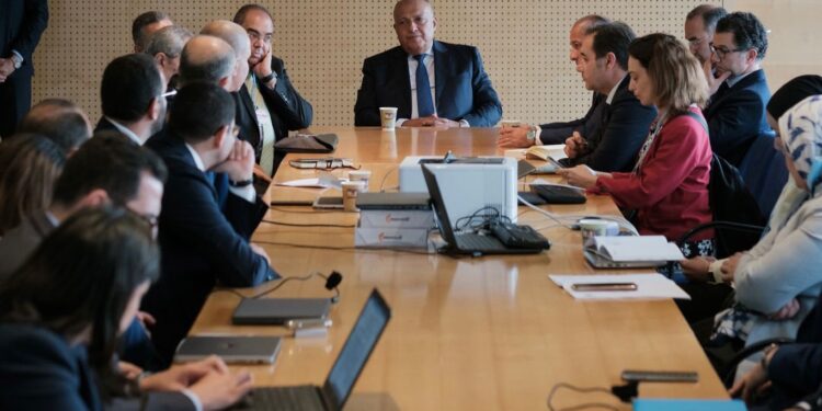 Choucri préside une réunion de la délégation égyptienne participant aux réunions des deux organes de négociation de la CCNUCC 1 - Le Progrès Egyptien