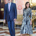 Reine Letizia, plumetis, chevrons, zébrures, elle enchaîne les looks graphiques 6 - Le Progrès Egyptien Reine Letizia, plumetis, chevrons, zébrures, elle enchaîne les looks graphiques 5 - Le Progrès Egyptien