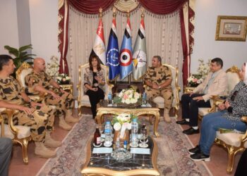 Les Forces armées accueillent une délégation de jeunes Égyptiens à l’étranger