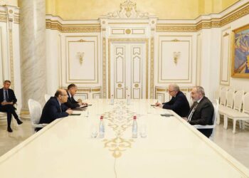 Al-Sissi invite le Premier ministre arménien au Sommet des leaders du Monde