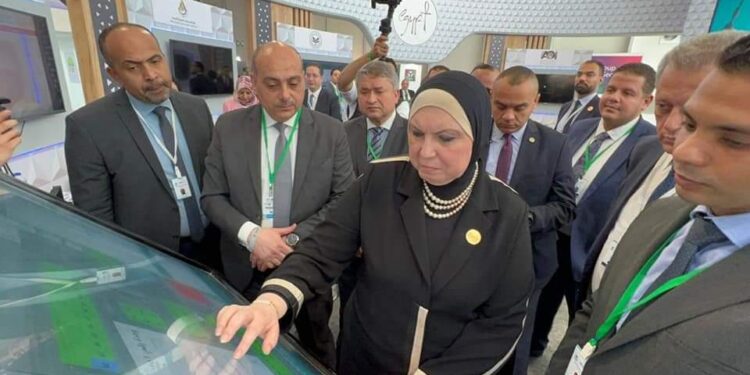 La ministre du Commerce inspecte le pavillon de l'Autorité de développement industriel 1 - Le Progrès Egyptien