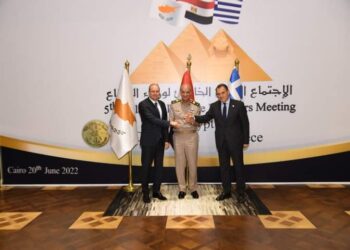 Les ministres de la Défense de l’Egypte, de Chypre et de la Grèce examinent au Caire la coopération militaire