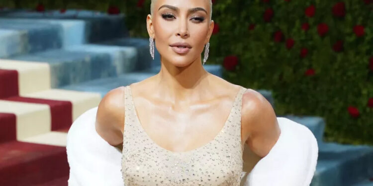 Kim Kardashian accusée d’avoir abîmé la robe de Marilyn Monroe au gala du Met 2 - Le Progrès Egyptien Kim Kardashian accusée d’avoir abîmé la robe de Marilyn Monroe au gala du Met 1 - Le Progrès Egyptien