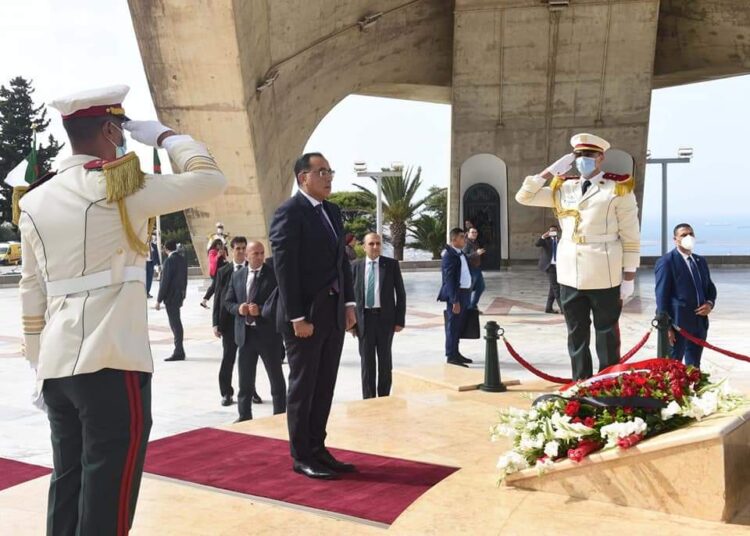 Madbouli dépose une gerbe de fleurs en l’honneur des martyrs d’Algérie