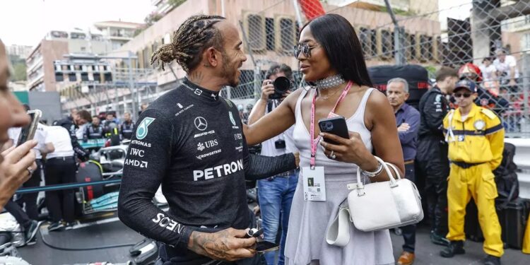 Lewis Hamilton et Naomi Campbell sur la grille de départ 
