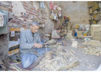 Les feuilles des palmiers, comme une pâte dans les mains des “qaffassins”