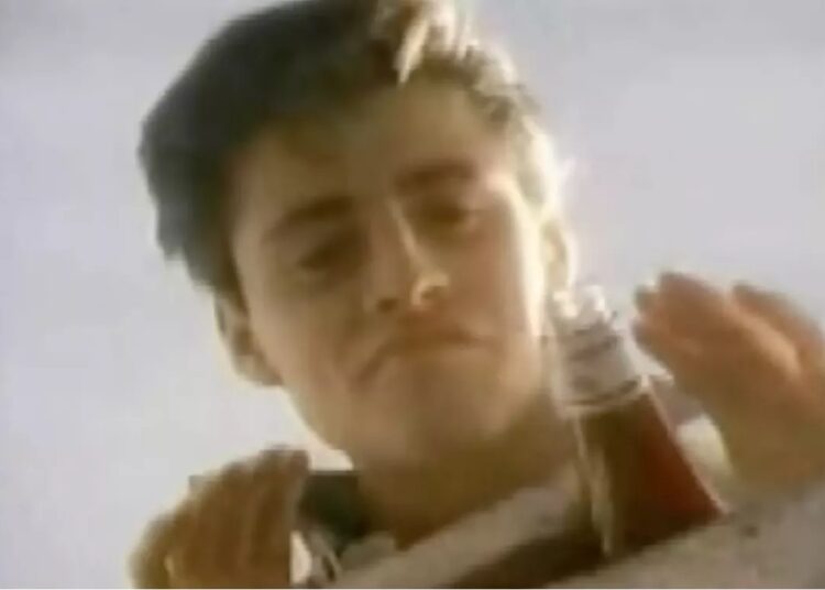 Brad Pitt dans une pub pour Pringles (1989)
