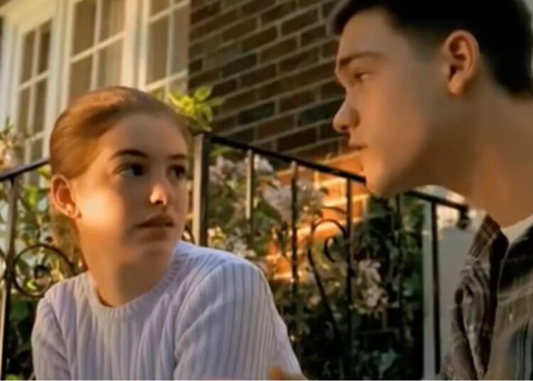 Anne Hathaway dans une pub pour une agence immobilière Better Homes and Garden (1996) 