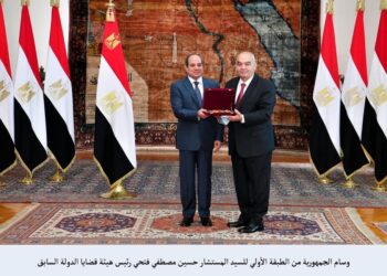 Al-Sissi décerne l’ordre de la république aux anciens présidents de la Cour de cassation, du Conseil d’Etat et du Contentieux de l’Etat