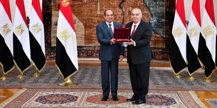 Al-Sissi décerne l'ordre de la république aux anciens présidents de la Cour de cassation, du Conseil d'Etat et du Contentieux de l'Etat 1 - Le Progrès Egyptien