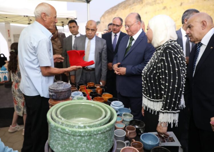En application des directives, l’exposition “Bijoux de la poterie” se tient