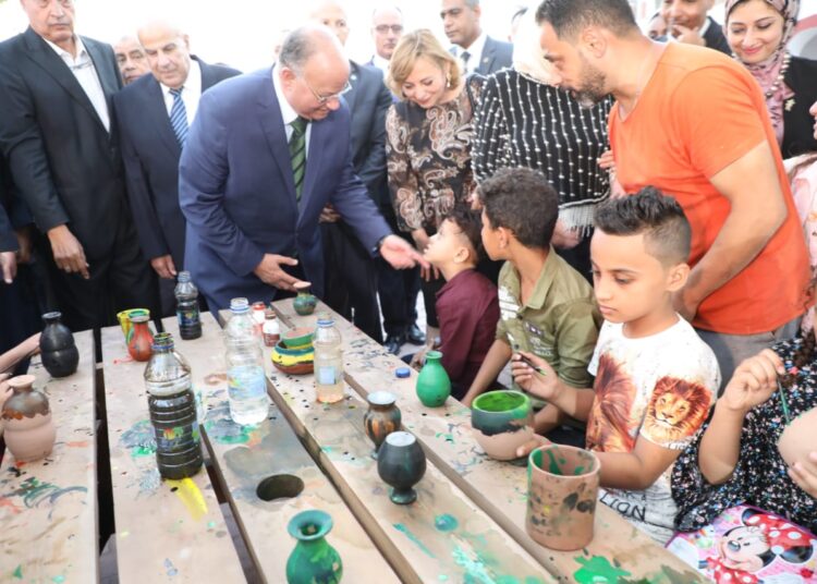 En application des directives, l’exposition “Bijoux de la poterie” se tient