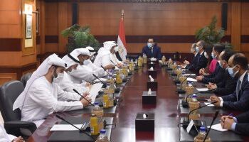 Madbouli examine avec le ministre émirati de l’industrie les projets de coopération commune