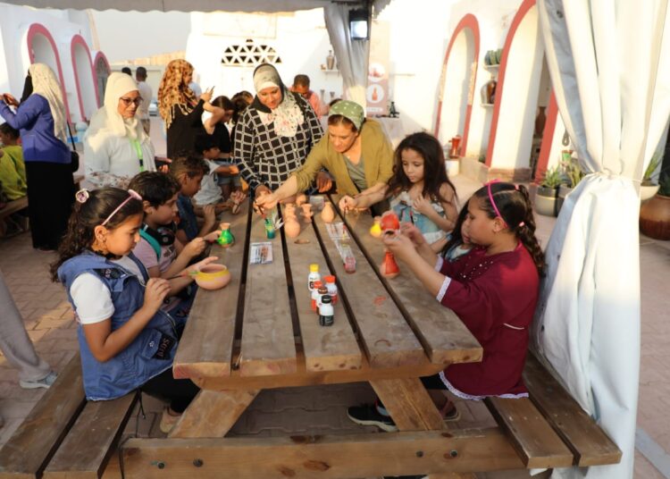 En application des directives, l’exposition “Bijoux de la poterie” se tient