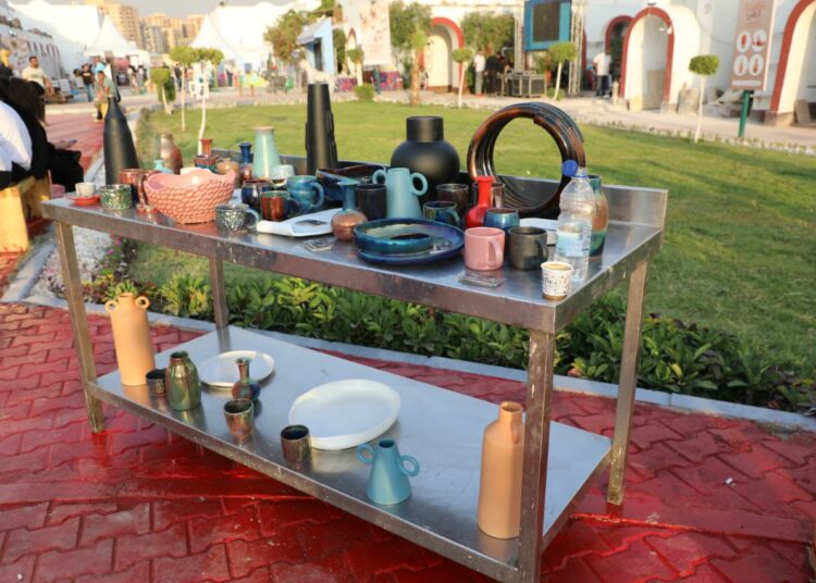 En application des directives, l’exposition “Bijoux de la poterie” se tient