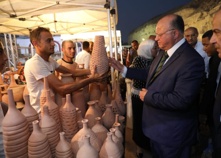En application des directives, l’exposition “Bijoux de la poterie” se tient