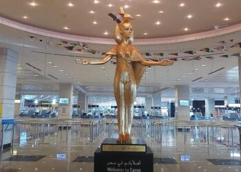 Qui est Serket qui accueille des visiteurs ?