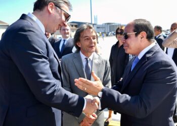 Le Président serbe reçoit le président Al-Sissi à l’aéroport de Belgrade