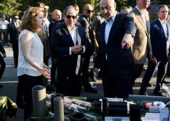 Al-Sissi et Vučić passent en revue des armes des Forces serbes à Belgrade