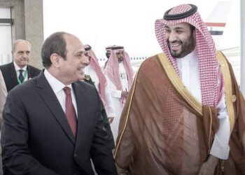 Le prince héritier saoudien reçoit le Président Al-Sissi à l’aéroport de Djeddah