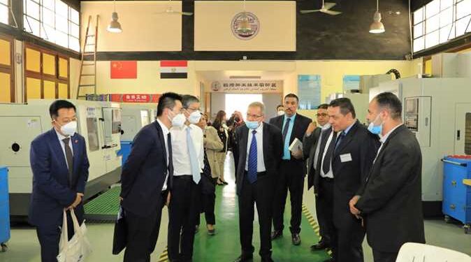 L’ambassadeur de Chine en visite à l’école avancée pour la technologie de maintenance 2 - Le Progrès Egyptien L’ambassadeur de Chine en visite à l’école avancée pour la technologie de maintenance 1 - Le Progrès Egyptien
