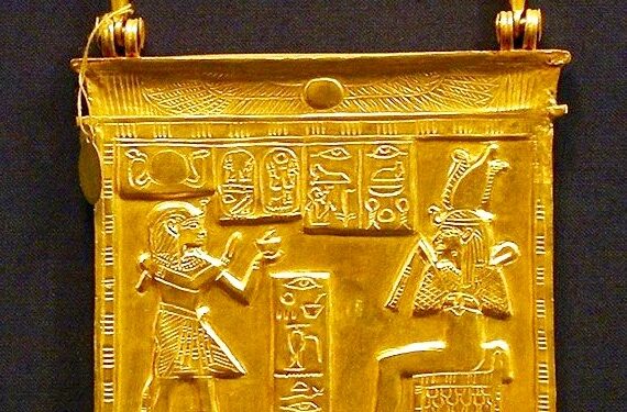 Pectoral d'Aménémopé 1 - Le Progrès Egyptien Pectoral d'Amenemopé - or Provenance : Tanis - Tombe d'Amenemopé découverte par Pierre Montet, le 16 avril 1940 Exposé au Musée Égyptien du Caire - JE 86038