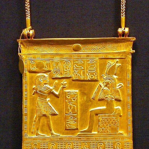 Pectoral d'Aménémopé 1 - Le Progrès Egyptien Pectoral d'Amenemopé - or Provenance : Tanis - Tombe d'Amenemopé découverte par Pierre Montet, le 16 avril 1940 Exposé au Musée Égyptien du Caire - JE 86038