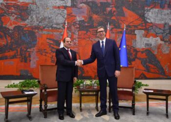 Le Président serbe remet à Al-Sissi la décoration de l’Ordre de la République