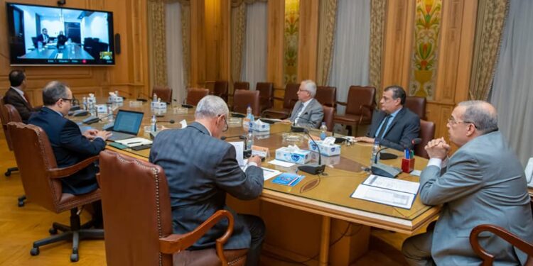 Production militaire : Examen de la coopération avec l'entreprise émiratie "M Glory" 2 - Le Progrès Egyptien Production militaire : Examen de la coopération avec l'entreprise émiratie "M Glory" 1 - Le Progrès Egyptien