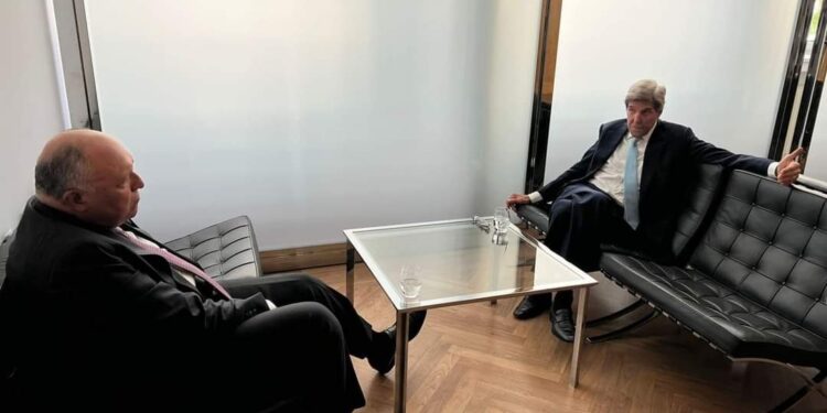Choucri a rencontré l'envoyé spécial du président US pour le climat, John Kerry 1 - Le Progrès Egyptien