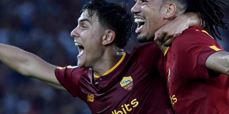 Italie : La Juve lâche des points, la Roma gagne mais perd des plumes 1 - Le Progrès Egyptien AS Roma's British defender Chris Smalling (R) celebrates after scores with AS Roma's Argentinian forward Paulo Dybala   fights for the ball with   during the Italian Serie A football match As Roma vs Cremonese on August  22, 2022 at Olympic stadium in Rome.