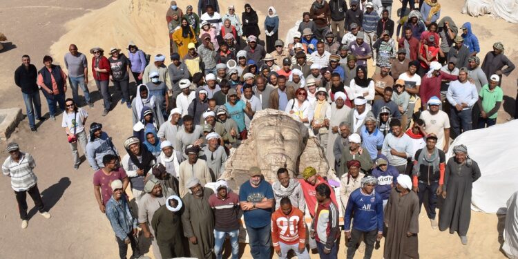 « Derrière les colosses de Memnon toute une histoire merveilleuse » 1 - Le Progrès Egyptien L'égyptologue Hourig Sourouzian sur le chantier du temple d'Amenhotep III avec les membres de la mission