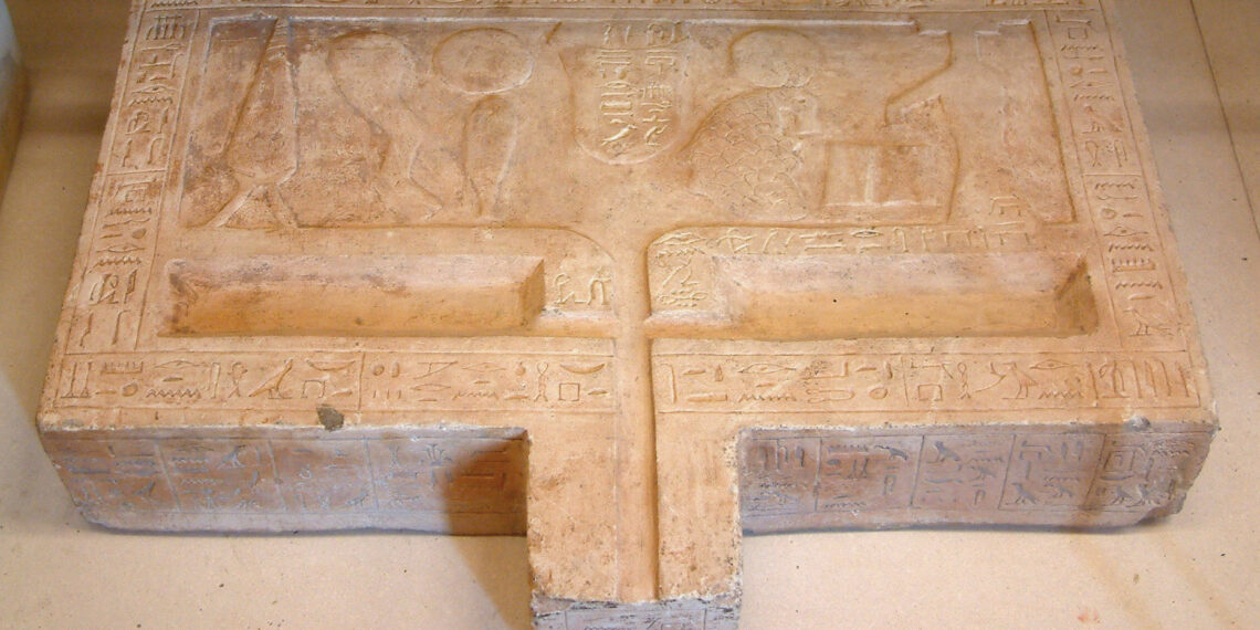 Table d’offrandes du chancelier Nakhti 2 - Le Progrès Egyptien Table d’offrandes du chancelier Nakhti 1 - Le Progrès Egyptien