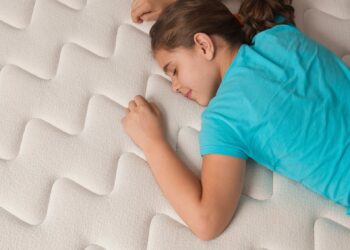 Quand dormir au boulot est… une obligation !