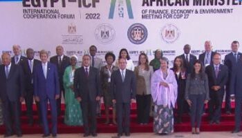 Al-Sissi prend une photo-souvenir avec les participants