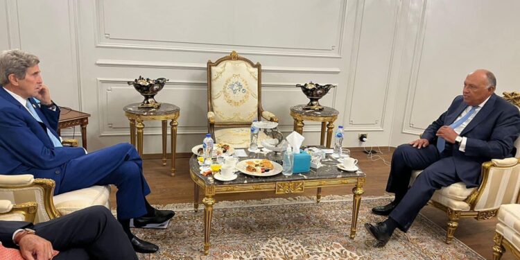 Choucri discute avec John Kerry de la coordination dans le domaine du changement climatique 2 - Le Progrès Egyptien Choucri discute avec John Kerry de la coordination dans le domaine du changement climatique 1 - Le Progrès Egyptien