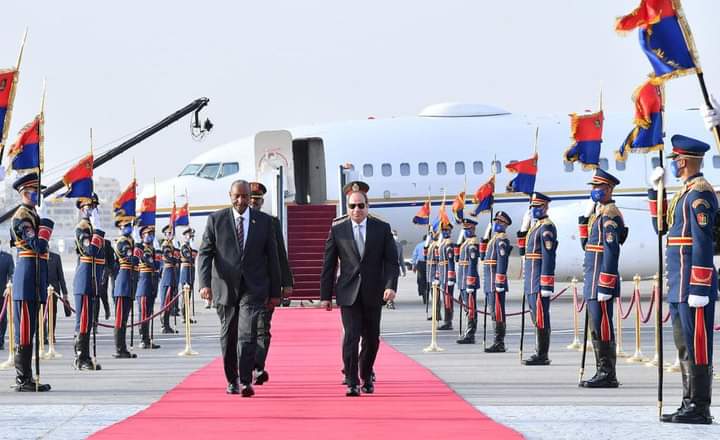 Le Président reçoit Abdel Fattah al-Burhan à l’aéroport du Caire 1 - Le Progrès Egyptien