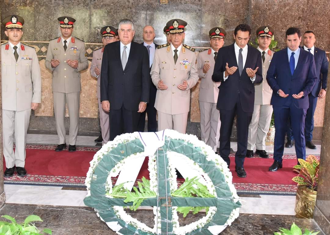Al-Sissi délègue le ministre de la Défense pour déposer une gerbe de fleur sur le tombeau de Nasser 2 - Le Progrès Egyptien Al-Sissi délègue le ministre de la Défense pour déposer une gerbe de fleur sur le tombeau de Nasser 1 - Le Progrès Egyptien