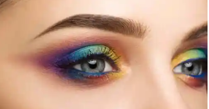 Après le règne du “nude”, le maquillage ose la couleur 2 - Le Progrès Egyptien Après le règne du “nude”, le maquillage ose la couleur 1 - Le Progrès Egyptien