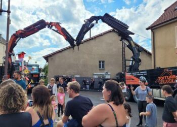 Des employés dessinent un cœur avec des grues pour le mariage de leur patron