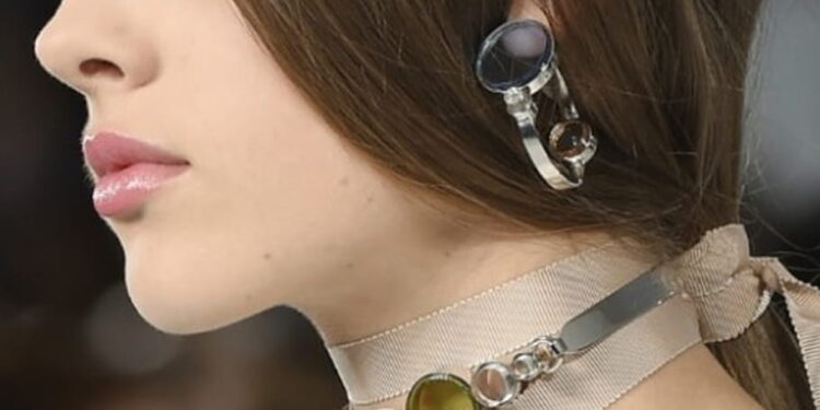 Comment porter un collier avec des boucles d’oreille ? 2 - Le Progrès Egyptien Comment porter un collier avec des boucles d’oreille ? 1 - Le Progrès Egyptien