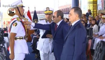 Al-Sissi fait le salut militaire lors de la célébration de l’Académie de police