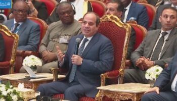 Le président de la FIE présente une copie du Coran à Al-Sissi